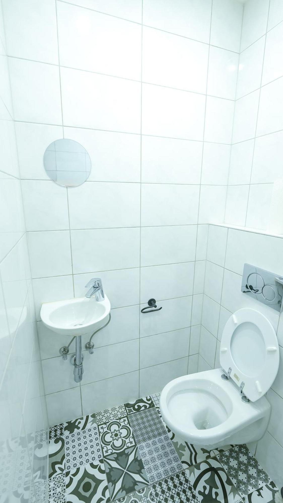 Short Hostel *